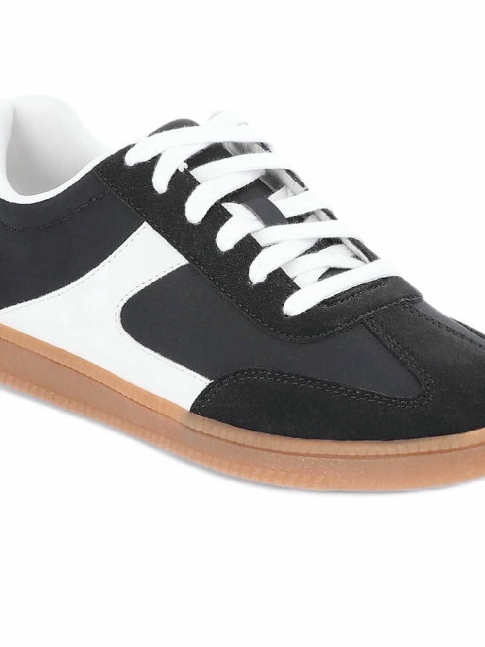 Women’s No Boundaries Black & White Casual Sneaker with Gum Sole - size 7 1/2